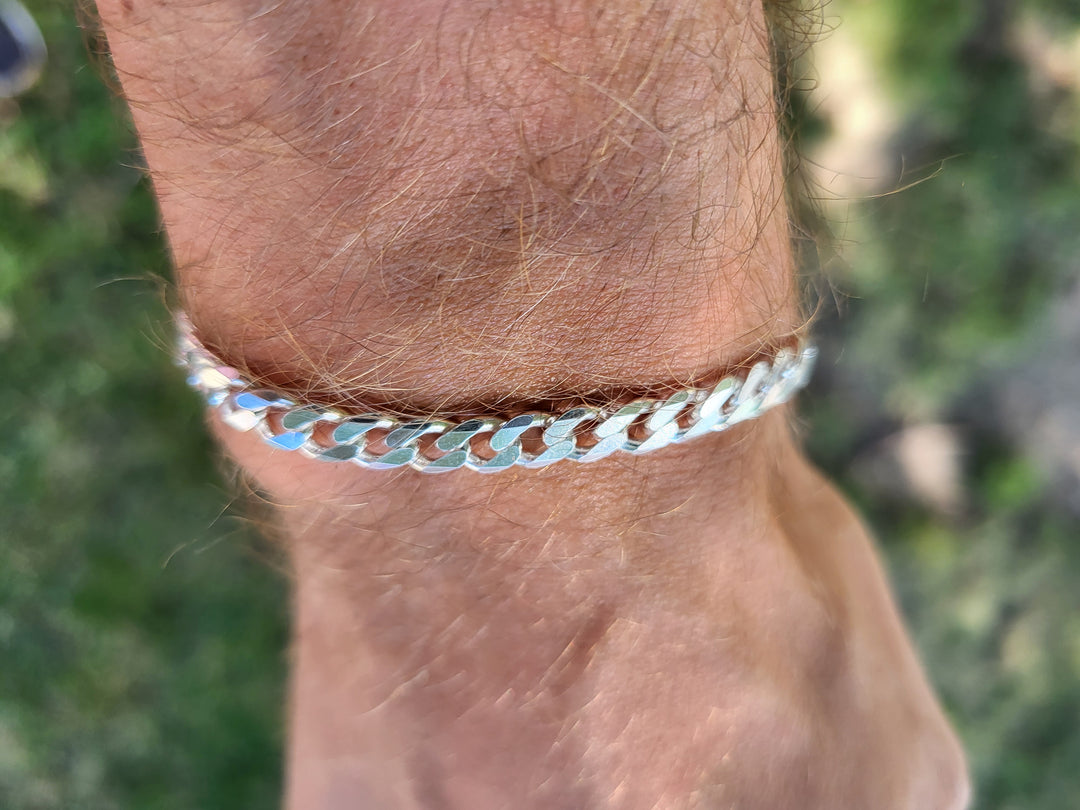 Male modeling the beveled curb chain bracelet.