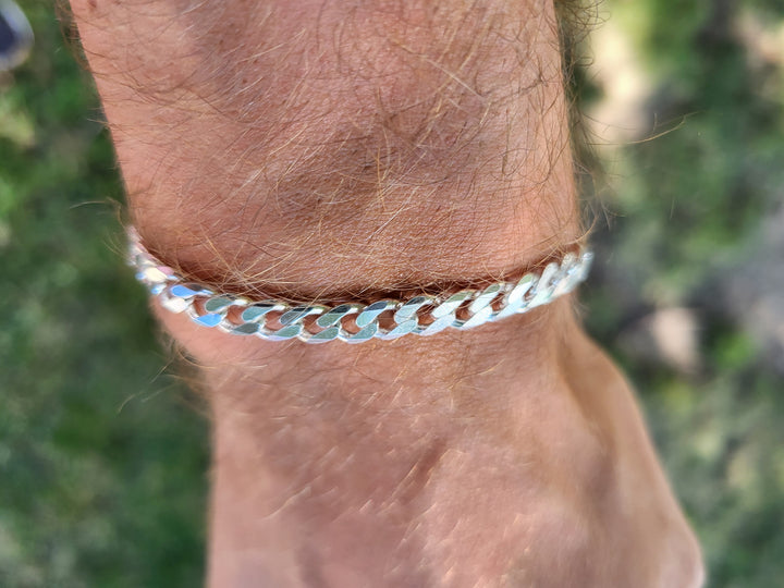 Male modeling the beveled curb chain bracelet.